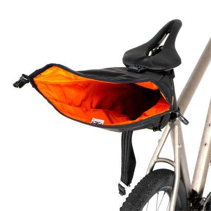 TORBA POD SJEDALO SADDLE PACK 4.5L CRNA RESTRAP